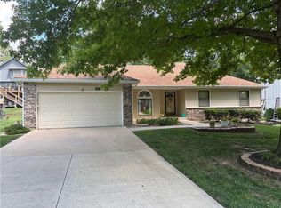 8639 Greenway Ln, Lenexa, KS 66215