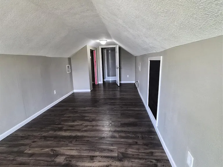 209 Florence St — Photo 22