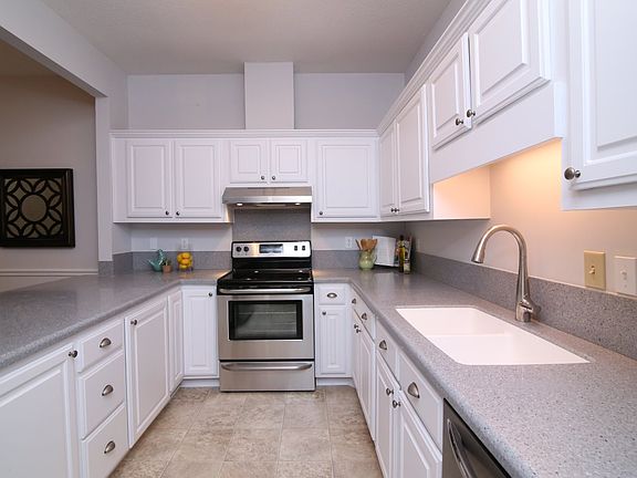 4th image of 704 Constitution Dr Unit B