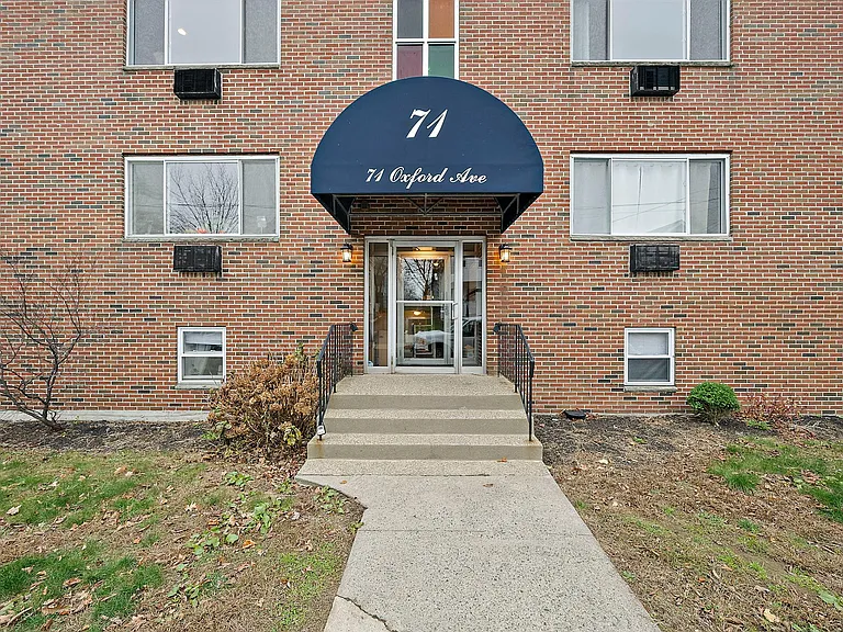 71 Oxford Ave #3 — Photo 2