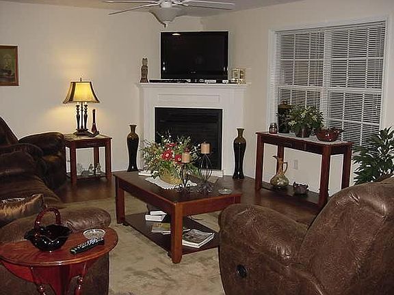 5th image of 557 Beaty Dr NW