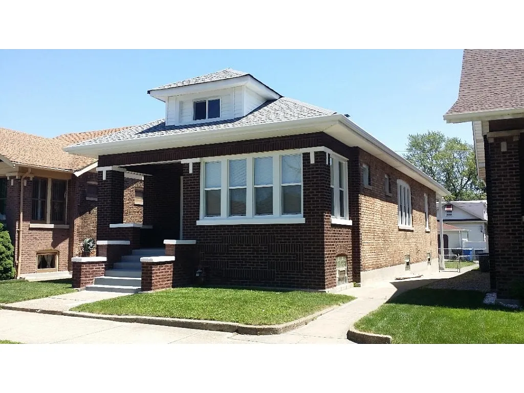 10615 S Avenue F photo 1