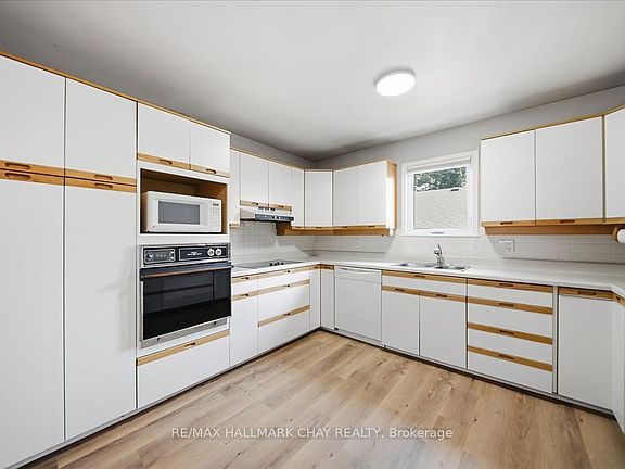 3rd image of 124 Victoria St W #A