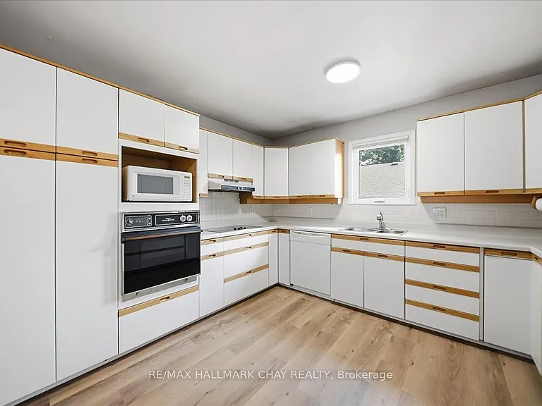 124 Victoria St W #A — Photo 3