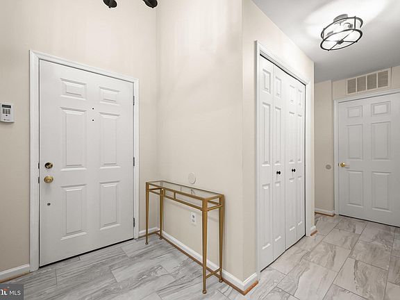 4th image of 25 Tivoli Lake Ct