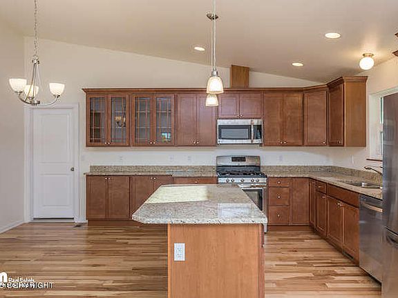 5th image of 874 Elaine Dr