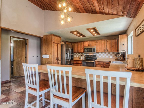 5th image of 1391 Lancaster Rd