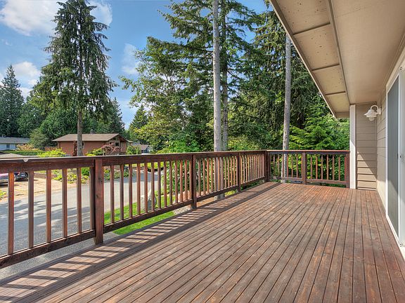 3rd image of 2297 Lakemoor Dr SW