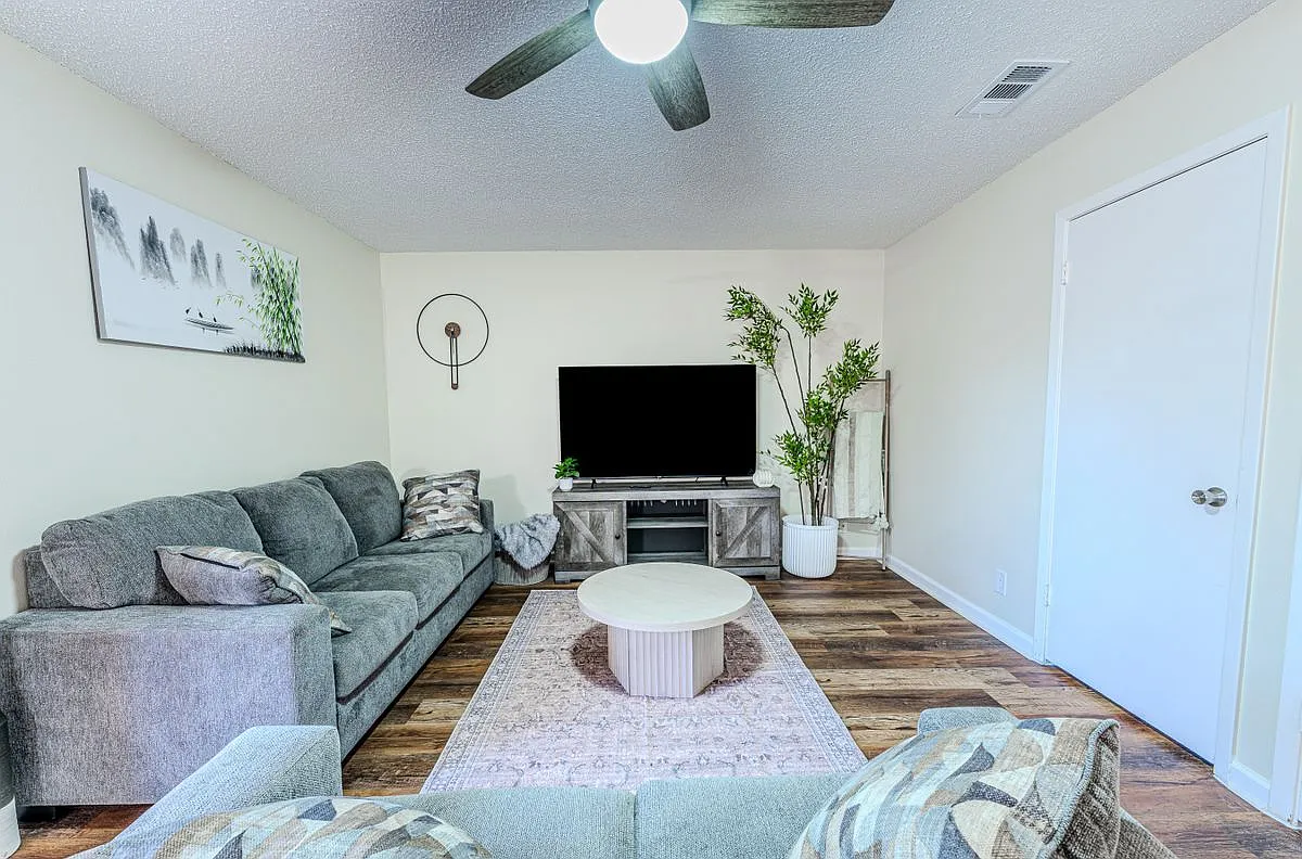 2 bed, 1.0 bath, 1055 sqft, $1,500 — Photo 4