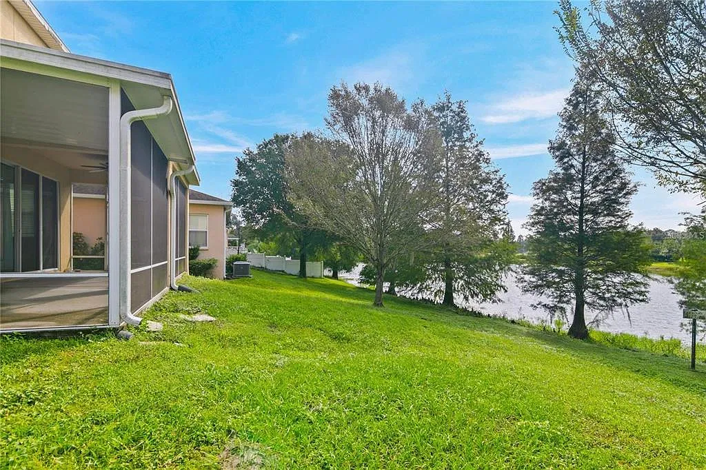 4 bed, 2.5 bath, 2371 sqft, $2,300 — Photo 2