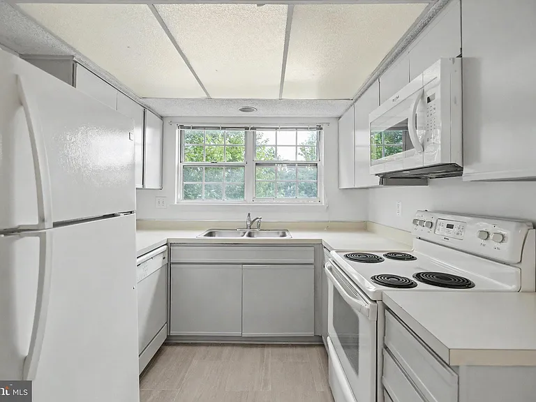 12102 Green Leaf Ct #201 — Photo 11