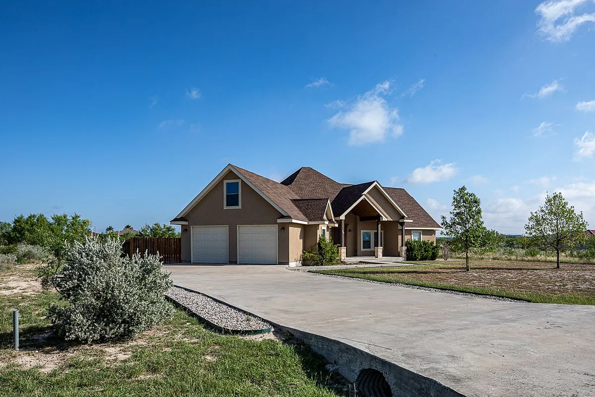 Building Photo - 136 Dos Caballos