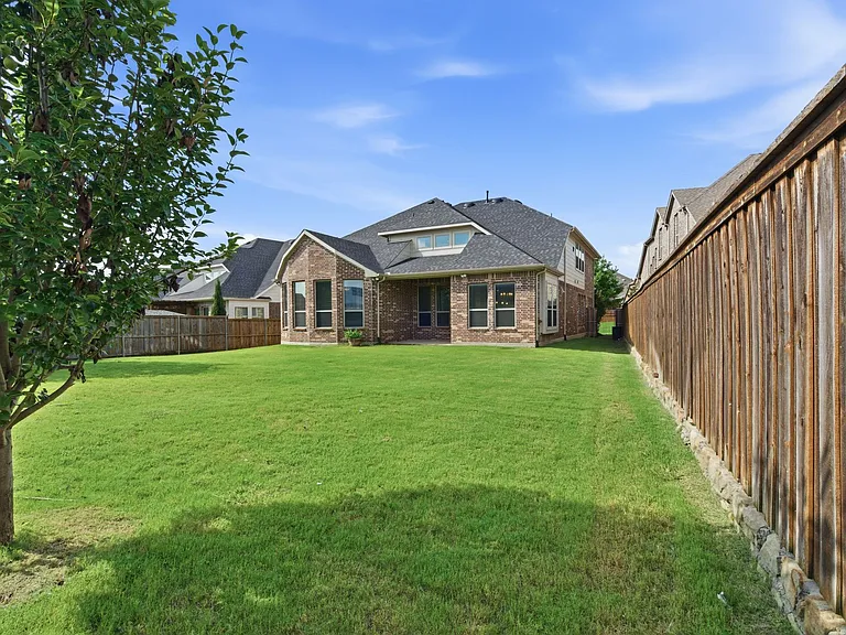 7452 Reverchon Dr — Photo 36