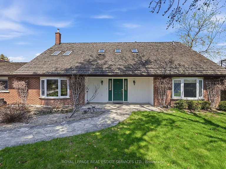 8 Lakeshore Dr — Photo 1