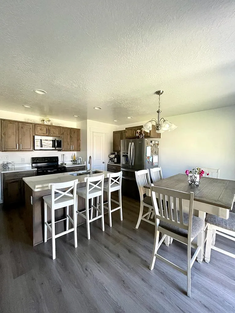 5 bed, 3.5 bath, 2356 sqft, $2,500 — Photo 4