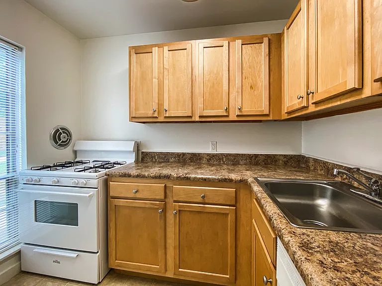 Oxford Hill Apartments — Photo 13