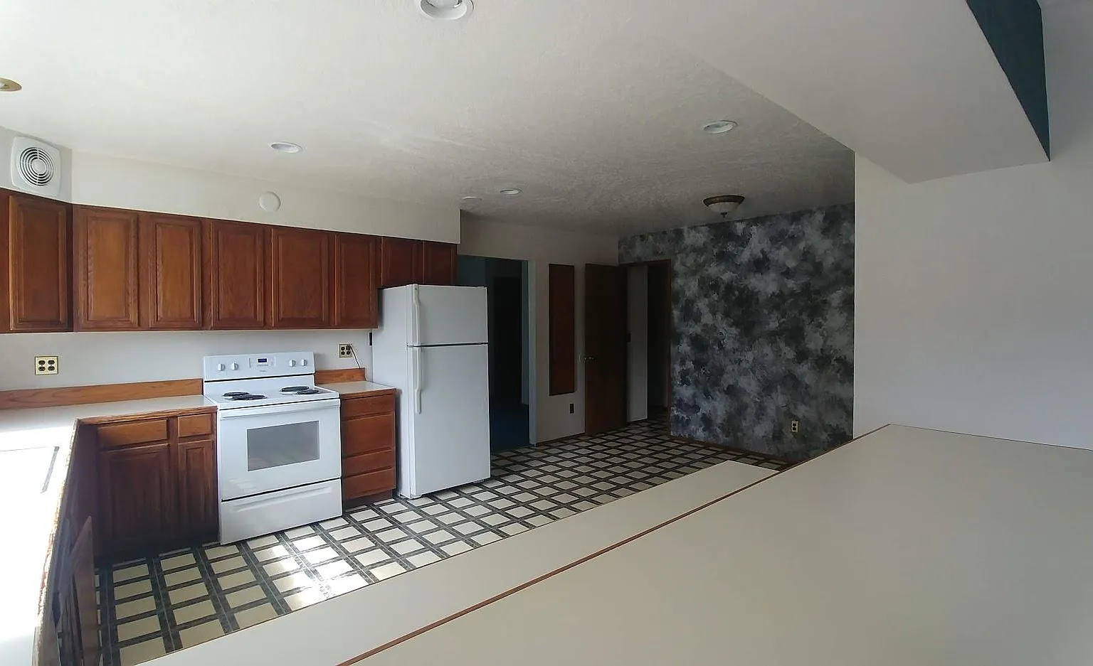 4 bed, 2.5 bath, 3000 sqft, $1,900 — Photo 4