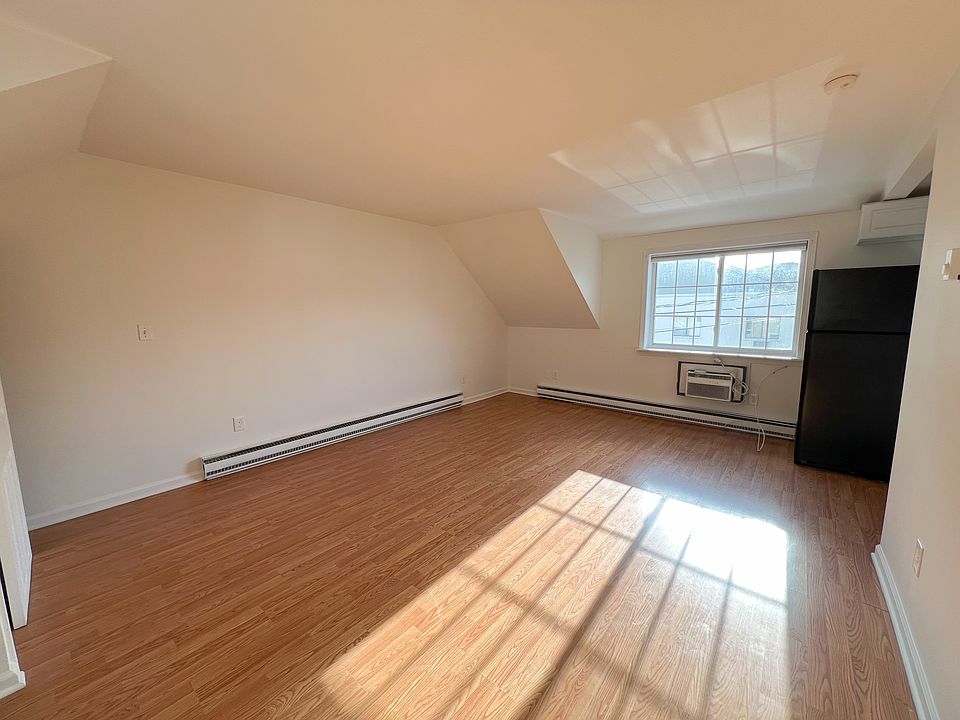 Open concept, bright living Room