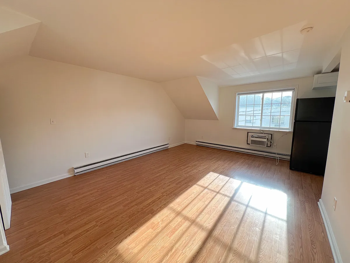 Open concept, bright living Room - 750 Cove Rd #7