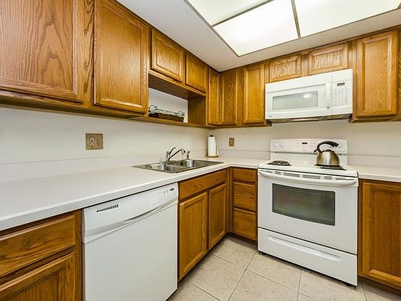 4th image of 2271 Spruce Ln APT B