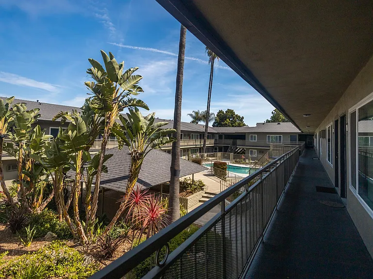 Royal Palms — Photo 9