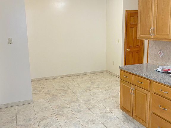 Additional dinette area