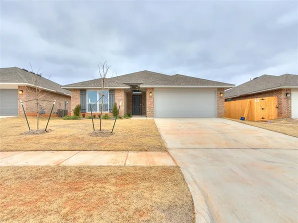 2405 Woodgrove Ct, Midwest City, OK 73130