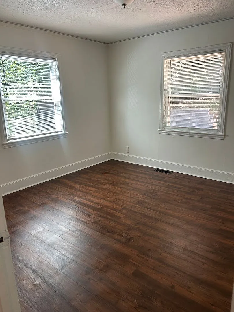Charming 2 Bedroom Home Minutes from Downtown Greenville — Photo 4
