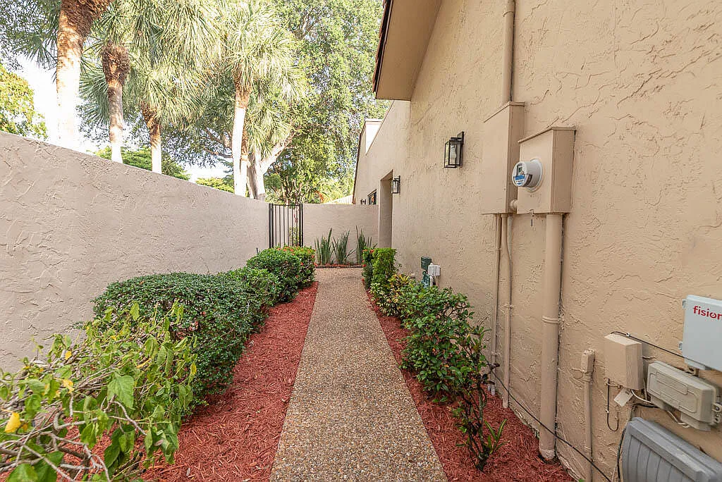 3 bed, 2.5 bath, 1976 sqft, $5,250 — Photo 3