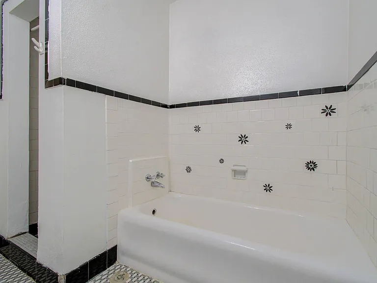 1428 Wentworth St #1 — Photo 16