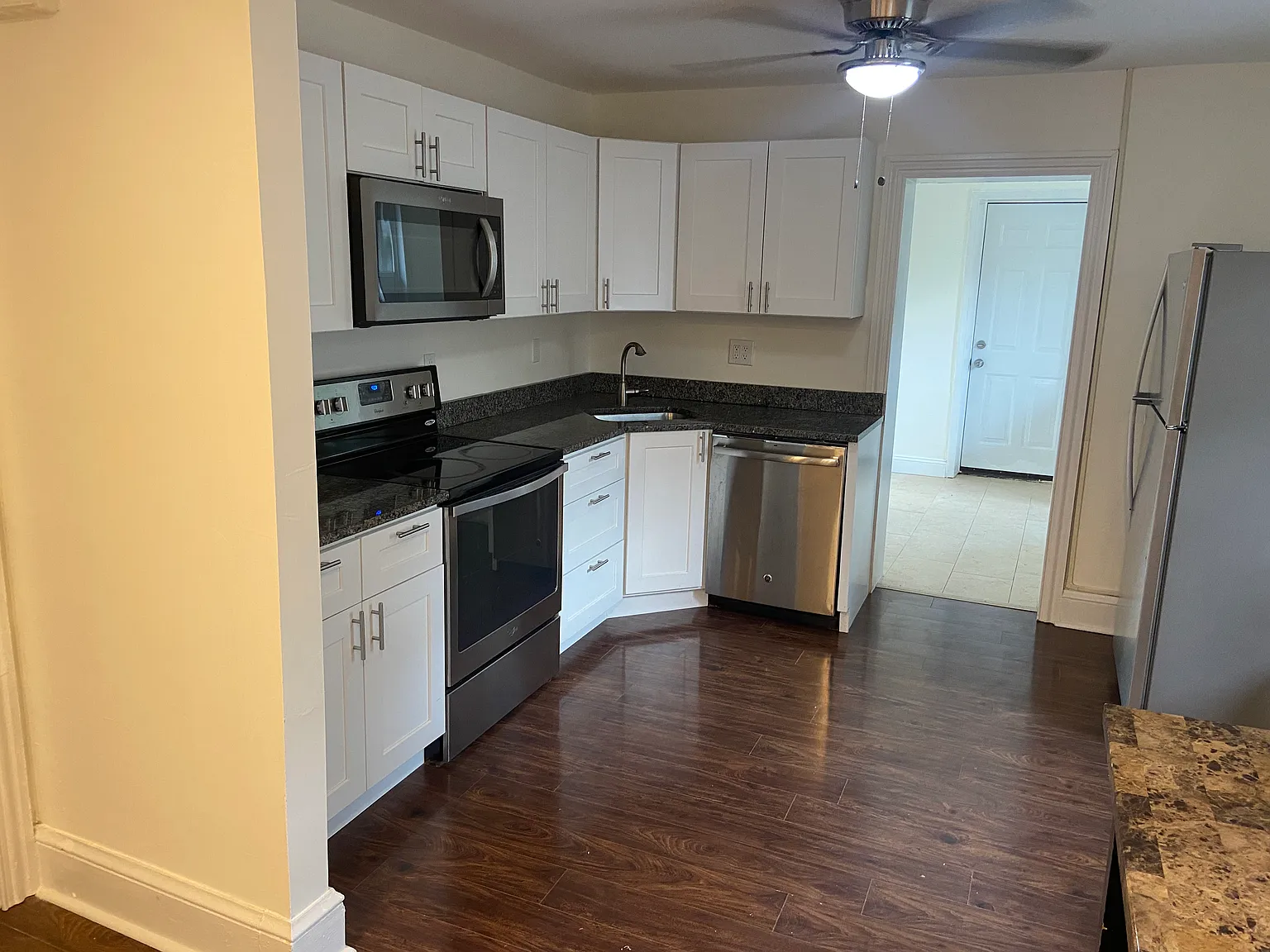 3 bed, 1000 sqft, $1,850 — Photo 3