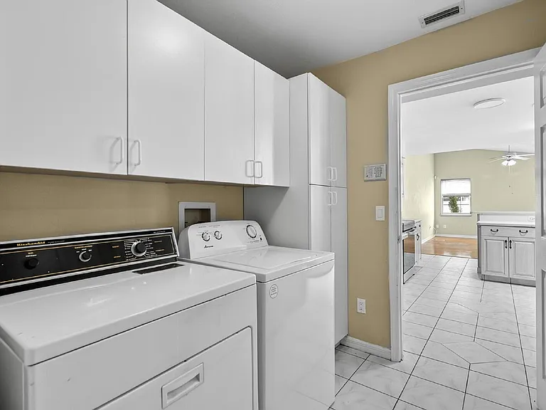 77 Folcroft Ln — Photo 27