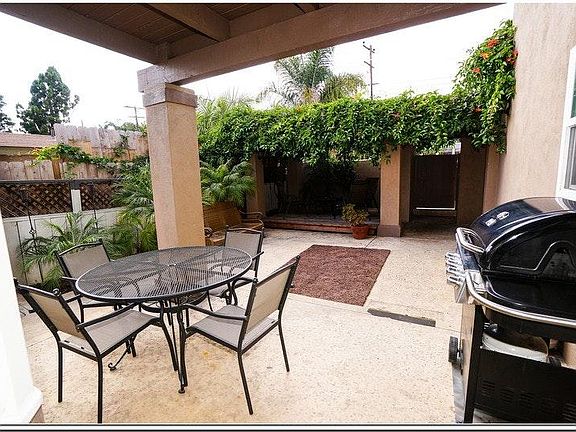 Enclosed private courtyard, BBQ, table/chairs, outdoor fire
