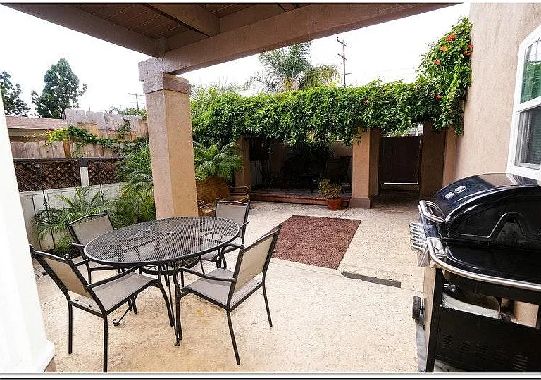 Enclosed private courtyard, BBQ, table/chairs, outdoor fire