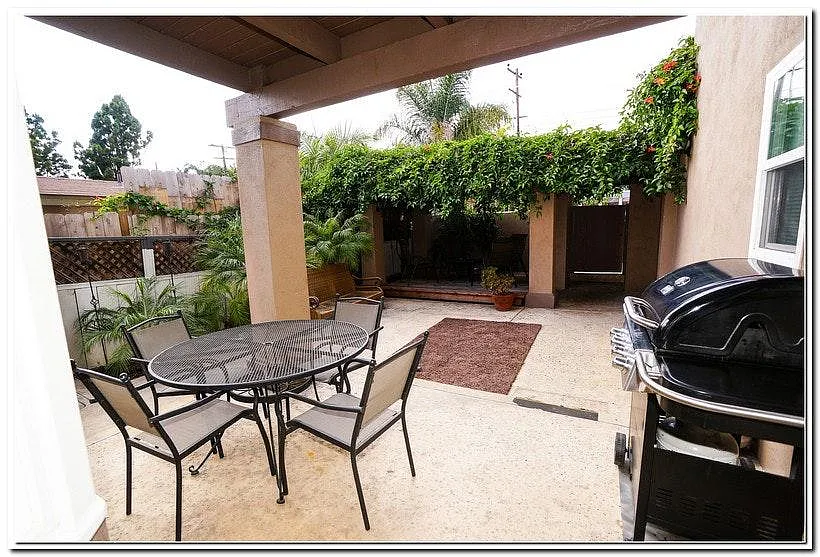 Enclosed private courtyard, BBQ, table/chairs, outdoor fire - 1730 Beryl St