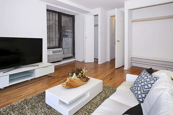 Rented by Avenues Real Estate | media 11