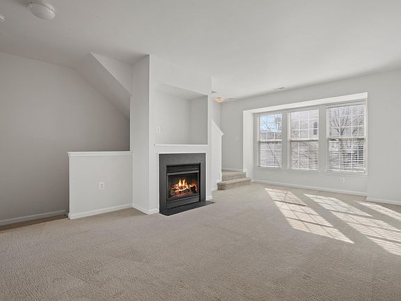 4th image of 22941 Fontwell Sq