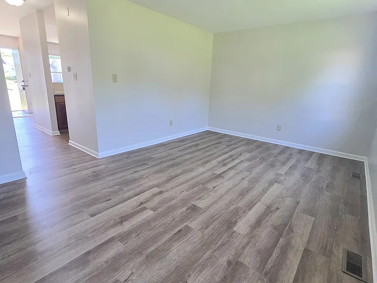 204 Strawberry Ln — Photo 8
