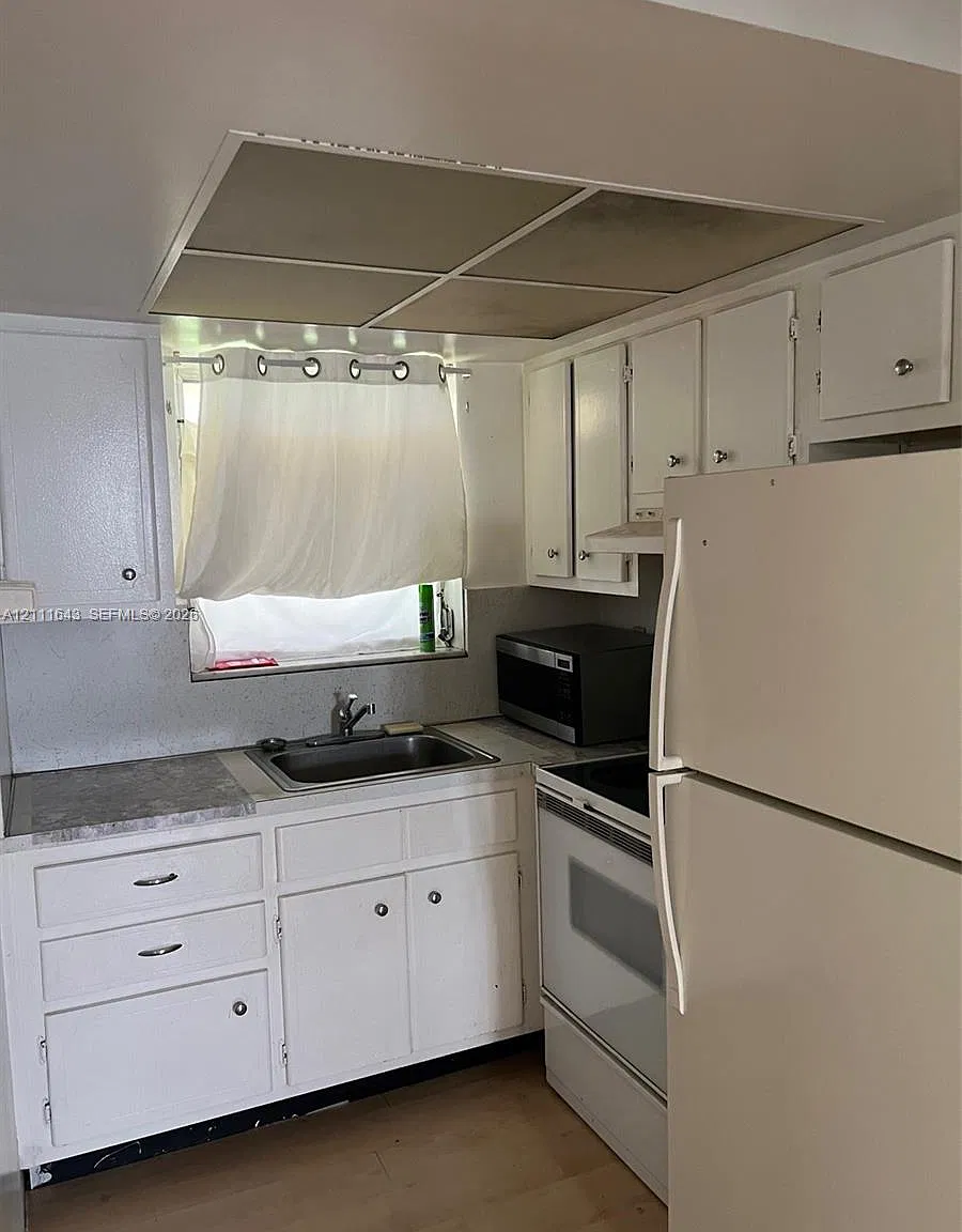 4841 SW 45th Ave — Photo 4