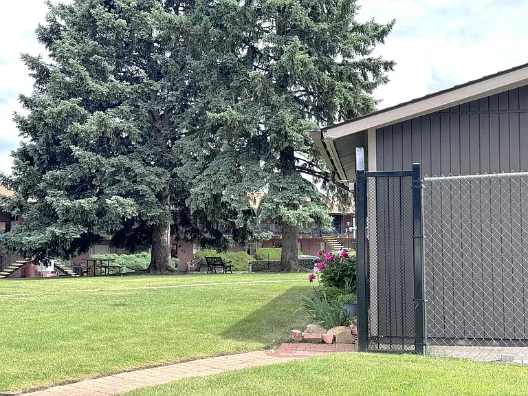 434 Valley Hi Cir #B24 — Photo 36