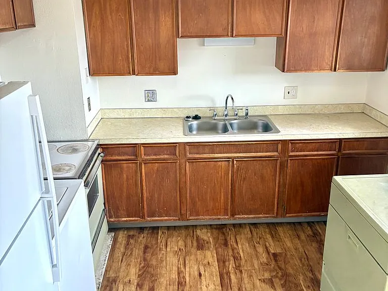 1010 E 16th St — Photo 11