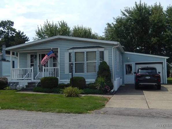 37 Brookridge Dr, Hamburg, NY 14075