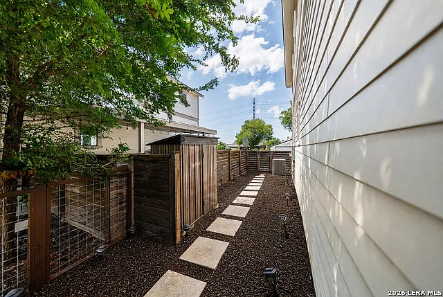 1150 N Olive St — Photo 32