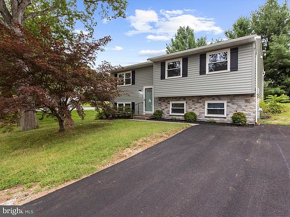 2nd image of 130 Clarence Ave