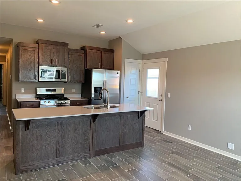 601 W Weymouth — Photo 4