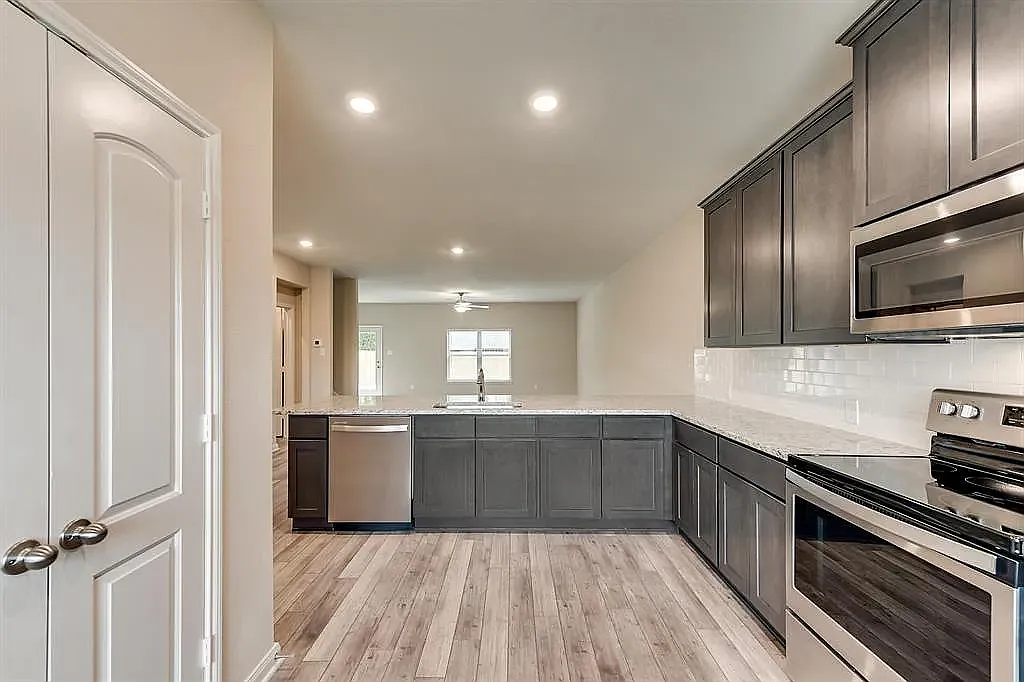 5 bed, 2996 sqft, $3,289 — Photo 2