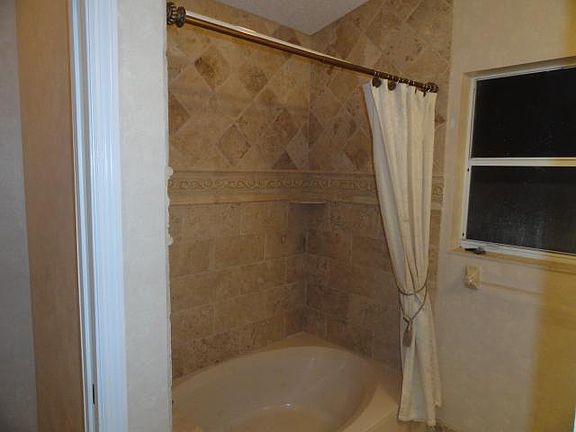 3rd image of 1009 Fairfax Cir W