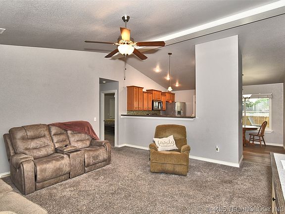 2nd image of 621 S Creek St