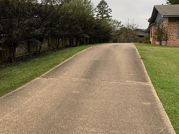 3rd image of 204 Lakeshore Dr