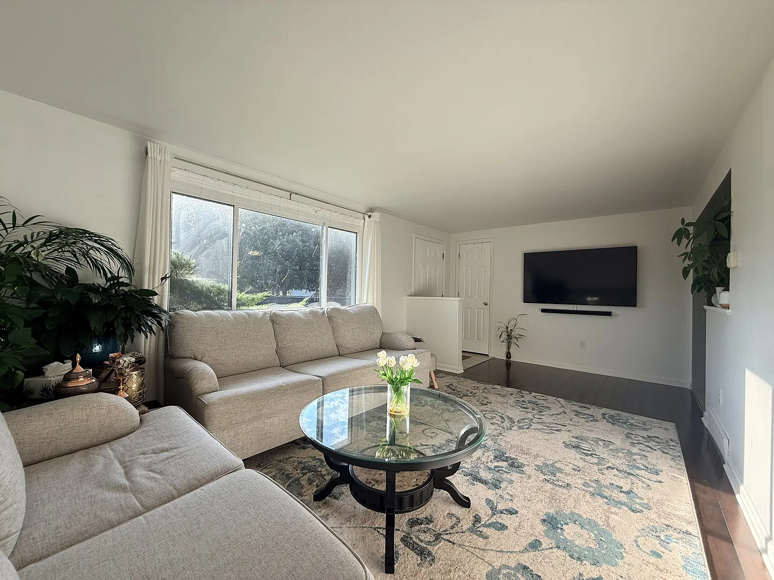 3 bed, 1000 sqft, $1,980 — Photo 2